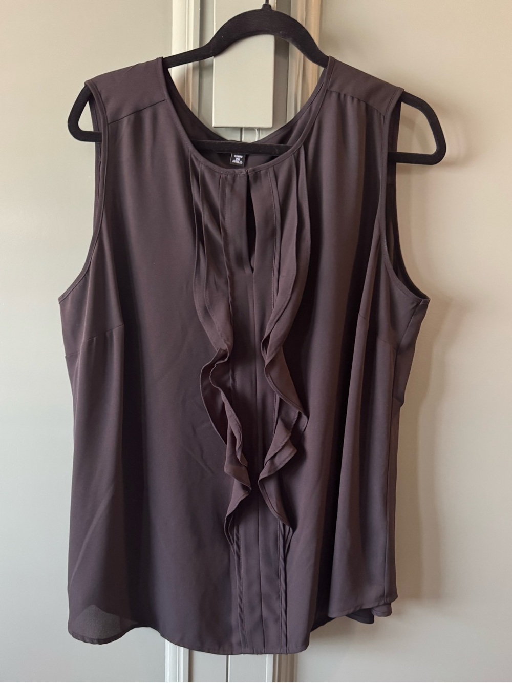Roz & Ali Sleeveless Ruffle Front Black Top - Size 2X